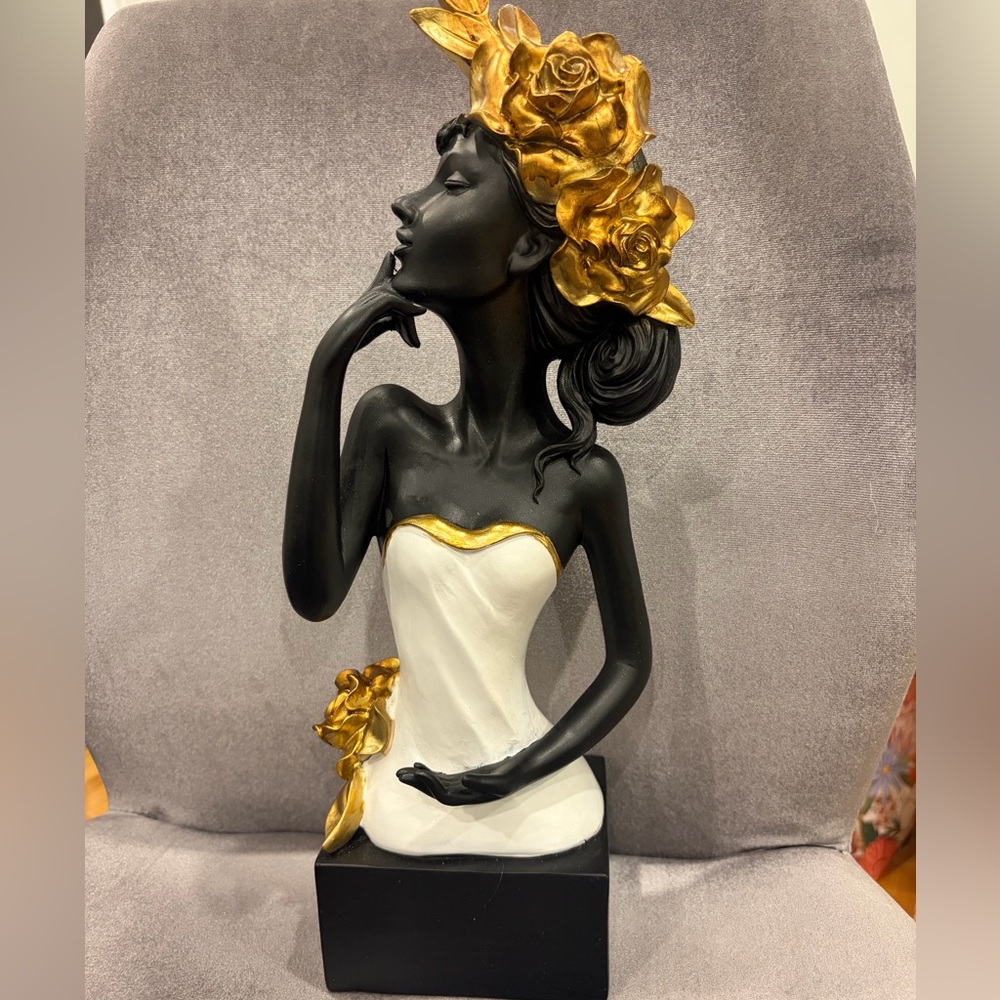 Elegant Black and Gold Sculpture